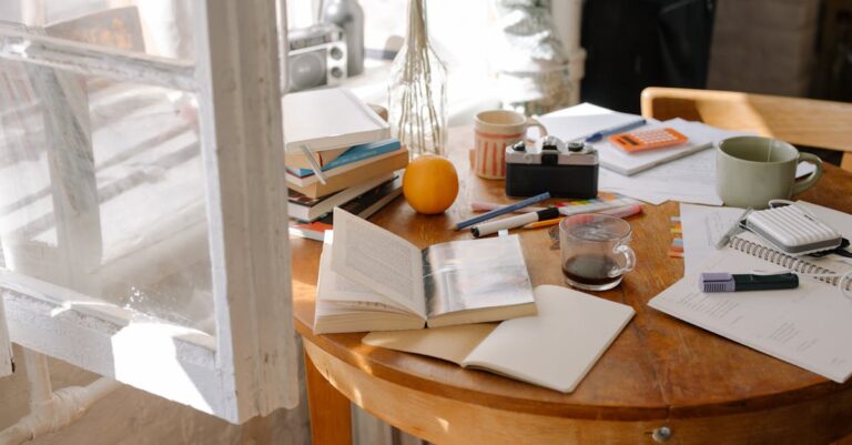 Aluno lendo ementa e anotações ao lado de laptop, sinalizando preparo para mestrado