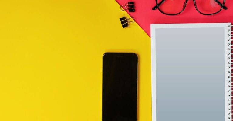 Scanner e PDFs digitalizados organizados sobre mesa, com laptop ao lado