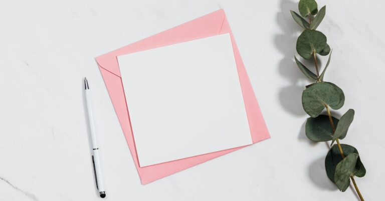 Checklist de resumo estruturado em prancheta, caneta e anotações, visto de cima