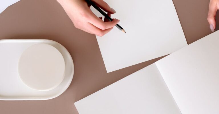 Mesa vista de cima com laptop, checklist e caderno sobre uso de IA, simbolizando controles éticos