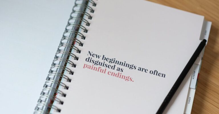 Caderno com lista de palavras-chave em português e inglês, caneta ao lado