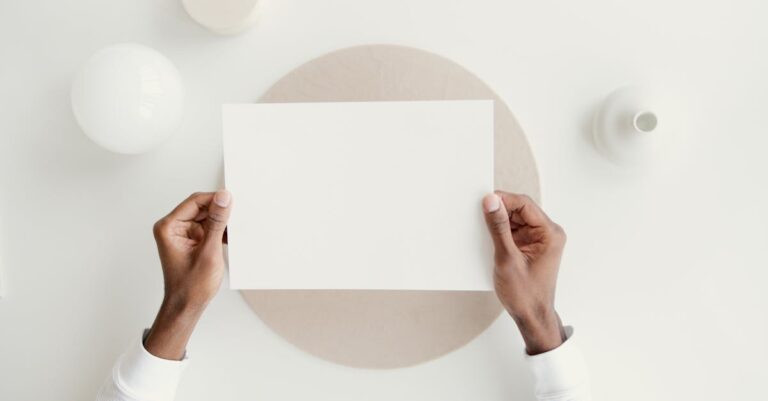 Mãos segurando diploma e documento ao lado de pastas com comprovantes de elegibilidade