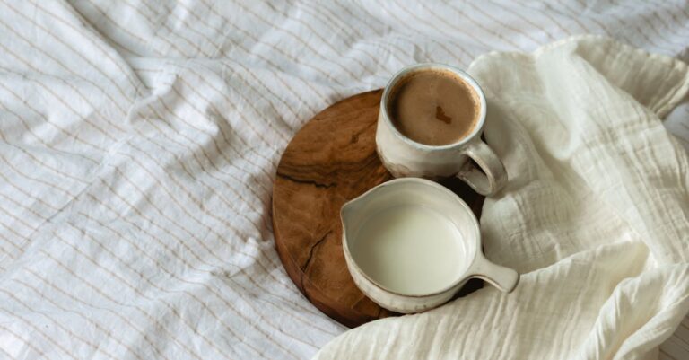 Formulários, calculadora e notebook sobre planejamento financeiro para bolsas