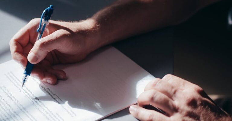 Mãos trocando carta institucional assinada sobre mesa, carimbo e caneta visíveis