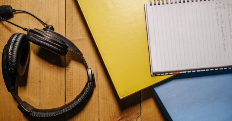 Duas pastas e um bilhete com ponto de interrogação sobre mesa simbolizando escolha