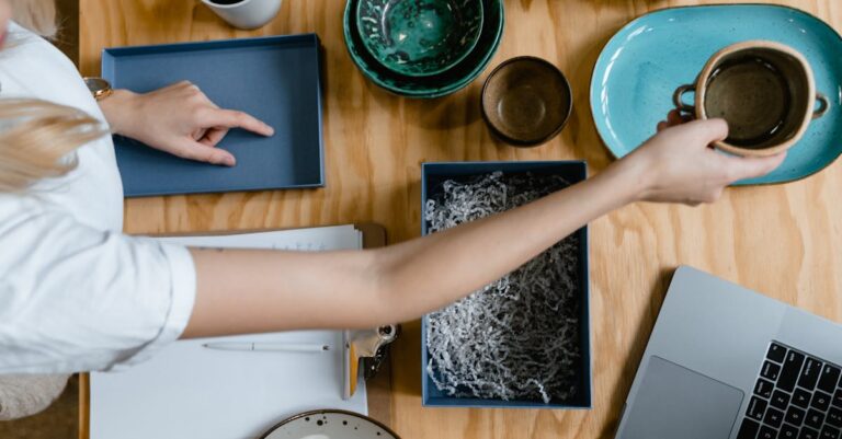 Checklist com itens em falta e documentos dispersos sobre a mesa