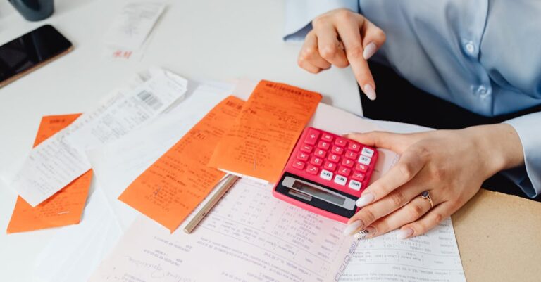 Passaporte, recibos de viagem e planilha de despesas lado a lado, prontos para prestação de contas.