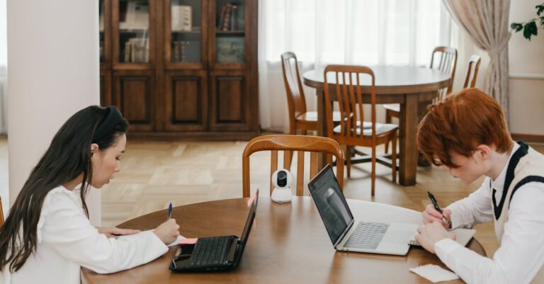 Balcão de atendimento do centro de apoio estudantil com cadeiras e folhetos informativos