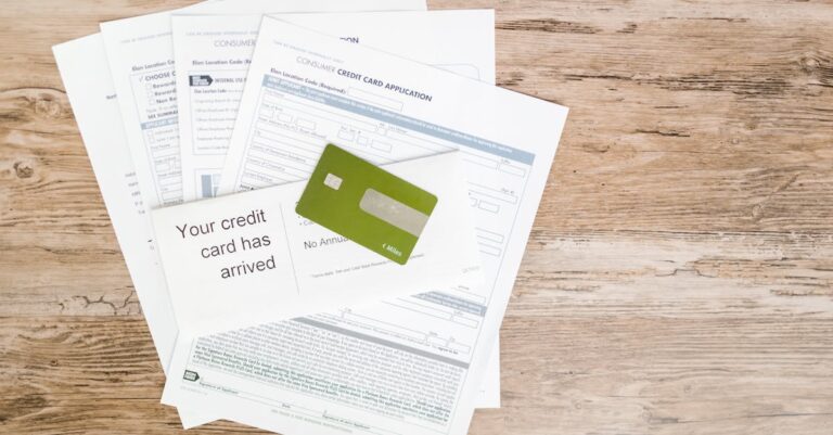 Formulários e carta de anuência sobre mesa com histórico e anotações