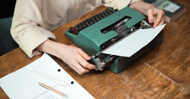 Mãos marcando um manuscrito impresso com caneta, revisão e anotações visíveis.