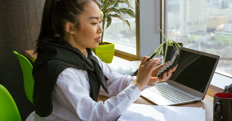 Documentos de bolsas e formulários com calculadora sobre mesa, representando busca por financiamento.