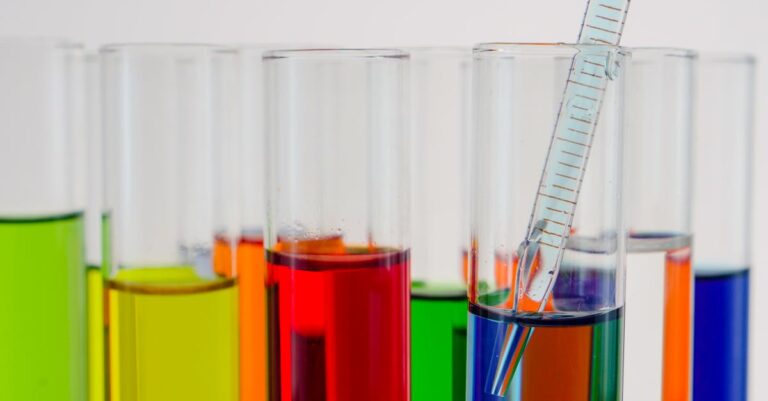 Mãos realizando pipetagem em bancada com microplaca e tubos, representando técnicas de laboratório.