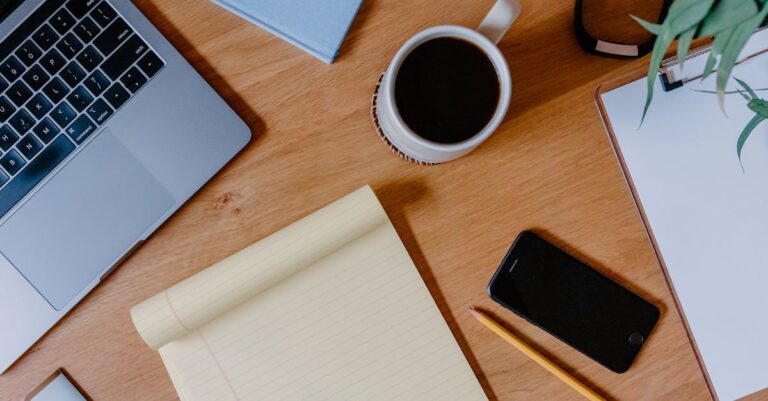 Lista de checagem e formulário em mesa, pronto para envio da candidatura.