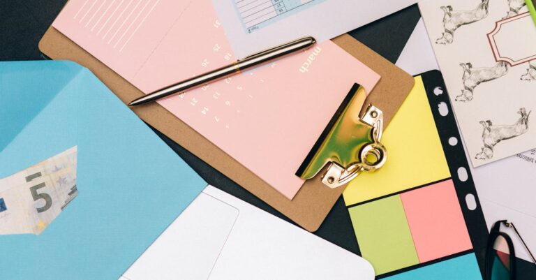 Calendário e cronograma com anotações, laptop e caneta, representando etapas e prazos