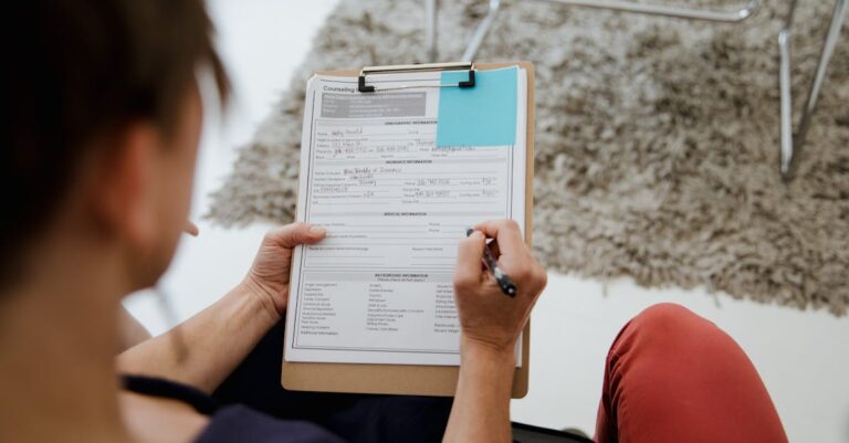 Mãos preenchendo formulário em prancheta na secretaria universitária, durante processo de inscrição