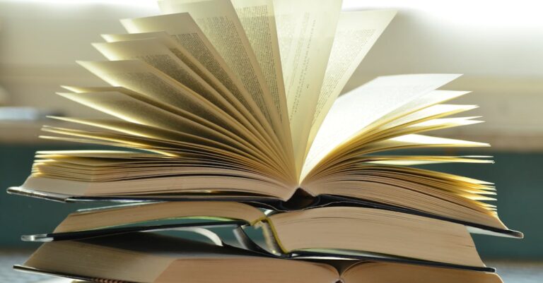 Pesquisador sério lendo artigo acadêmico em biblioteca com fundo claro e iluminação natural