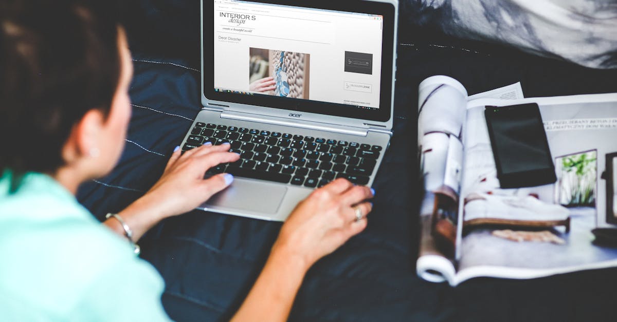 Pesquisadora profissional focada editando um abstract acadêmico em laptop, fundo limpo e iluminação natural