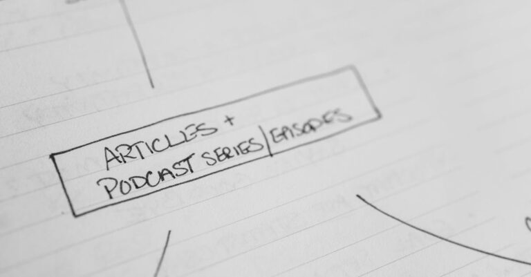 Pesquisadora mapeando conceitos teóricos em caderno aberto com fundo claro e organizado