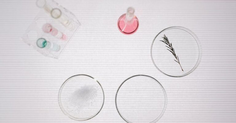 Pesquisador profissional organizando documentos de tese e gráficos estatísticos em mesa clean e bem iluminada