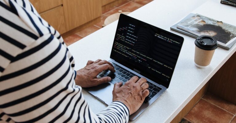 Pesquisador digitando código em R para análise de dados no laptop, ambiente profissional bright office.