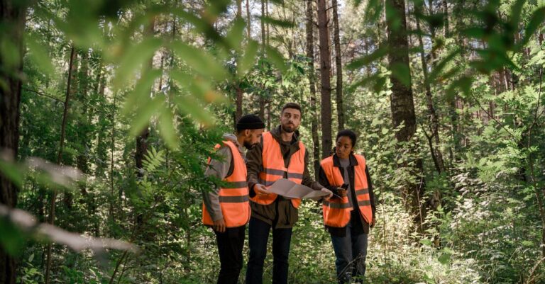 Pesquisador acadêmico planejando estratégia em caderno com iluminação natural e fundo minimalista