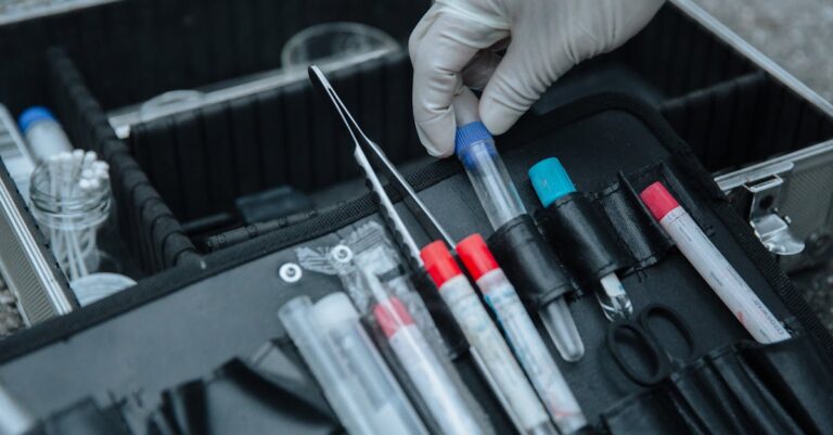 Pesquisador apontando para notas e referências em documento durante explicação confiante.