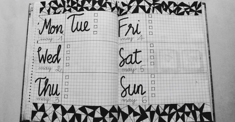 Mãos marcando itens em checklist dentro de notebook acadêmico com gráficos ao lado em fundo limpo