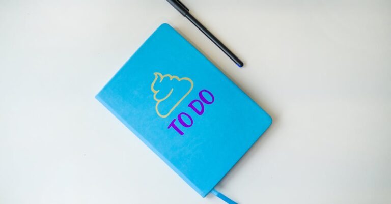 Detalhe de checklist acadêmico em caderno aberto sobre mesa com fundo clean e luz natural