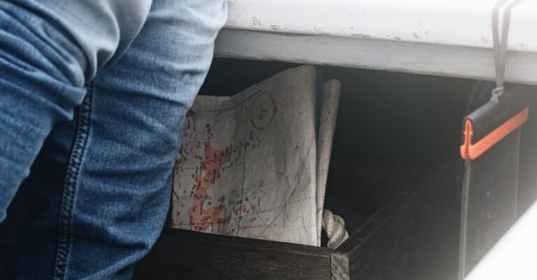 Cientista mapeando lacunas na literatura em notebook com fundo limpo