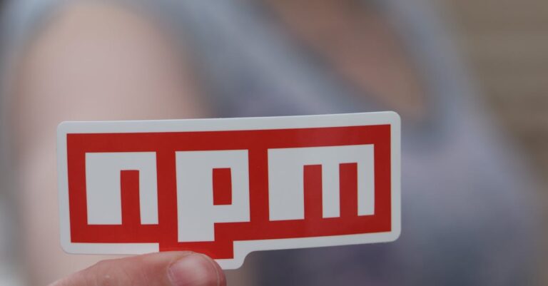 Pesquisador gerenciando lista de bibliografia em software no computador com foco sério