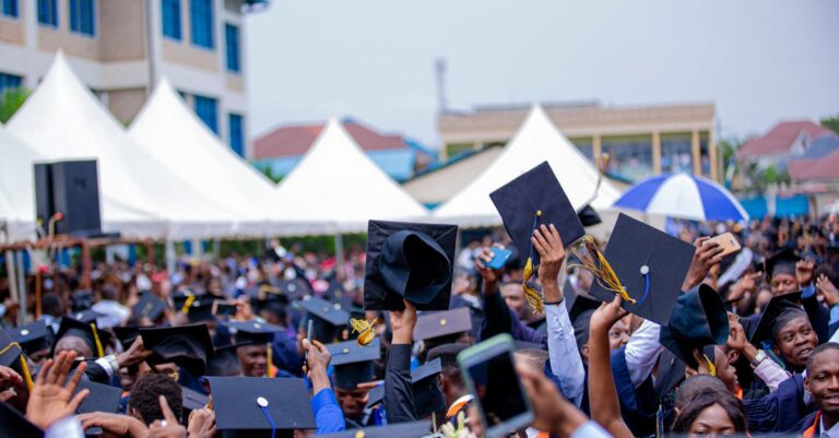 Estudioso sintetizando notas teóricas em conclusão propositiva com expressão concentrada e luz natural