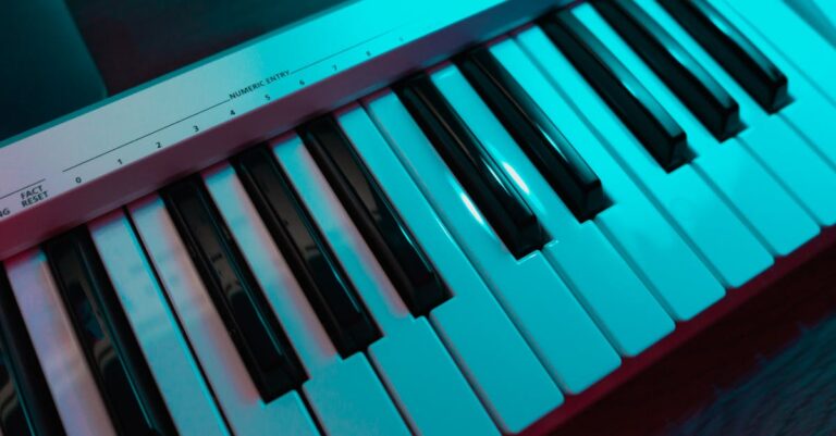 Pesquisador organizando e sintetizando notas de pesquisa em mesa limpa com iluminação natural