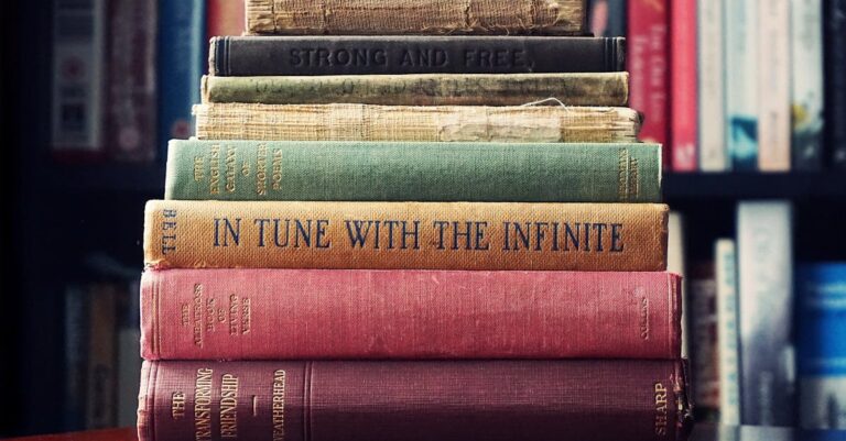 Pesquisador editando título conciso em documento digital com atenção à brevidade em escritório iluminado