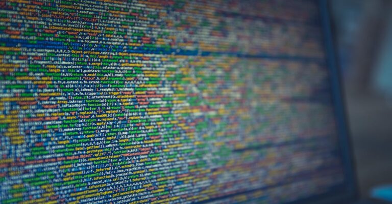 Estatístico ajustando análise de power em software no laptop com foco profissional