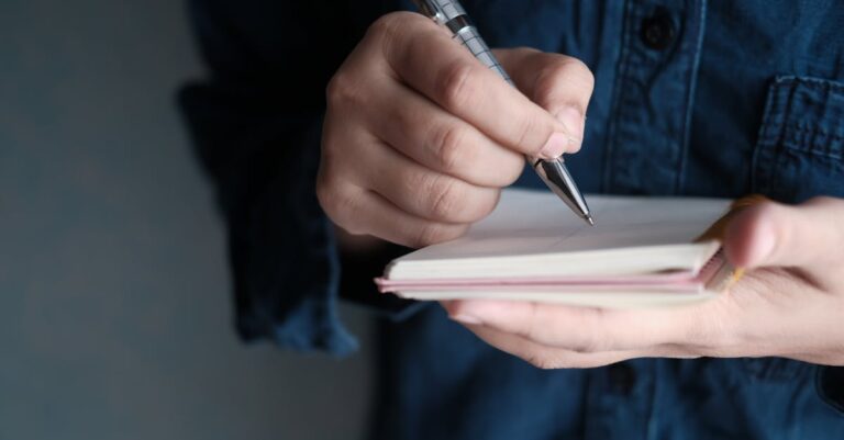 Pesquisador comparando dois documentos abertos lado a lado em mesa clara