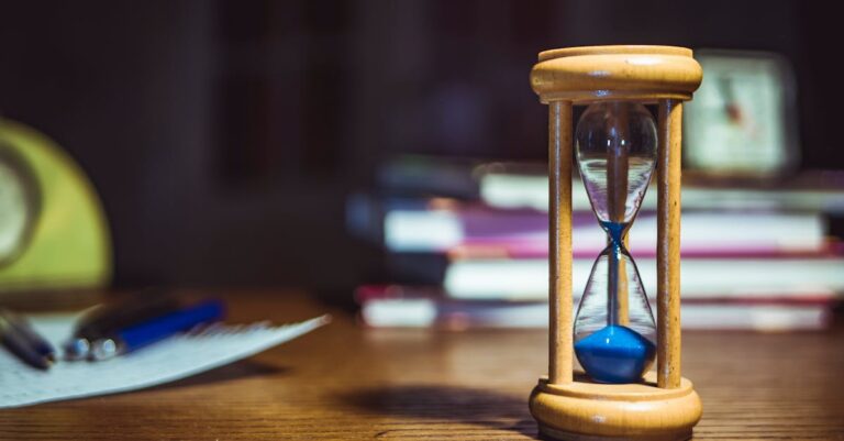 Mulher usando timer Pomodoro em sessão de estudo concentrada na mesa de escritório iluminada