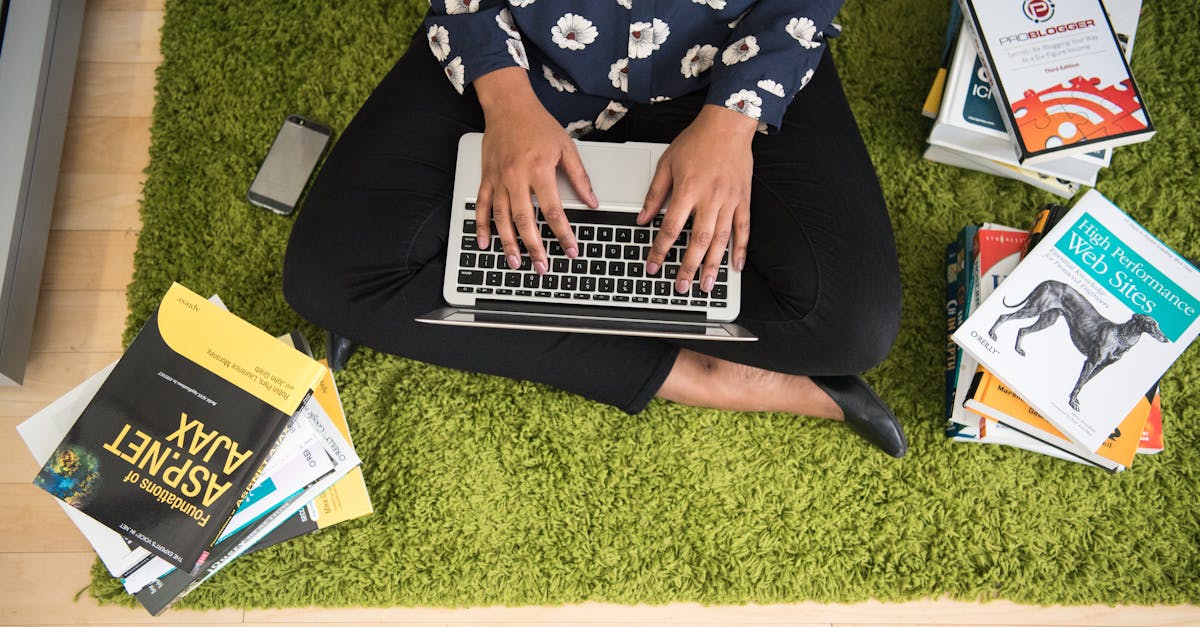 Pesquisador focado digitando título de artigo acadêmico em laptop com iluminação natural e fundo limpo