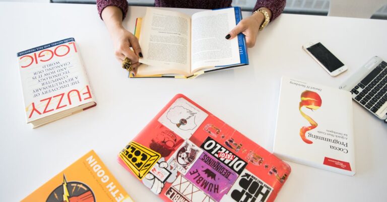 Pesquisador doutorando em ciências humanas revisando notas e laptop em mesa clean com iluminação natural