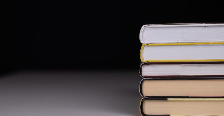 Pesquisador conectando diagramas de objetivos e métodos em quadro branco clean