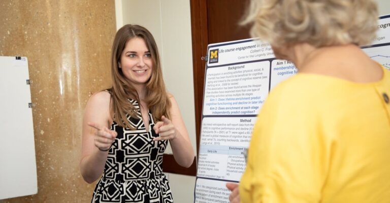 Grupo de pesquisadores em discussão acadêmica séria em ambiente minimalista com fundo claro