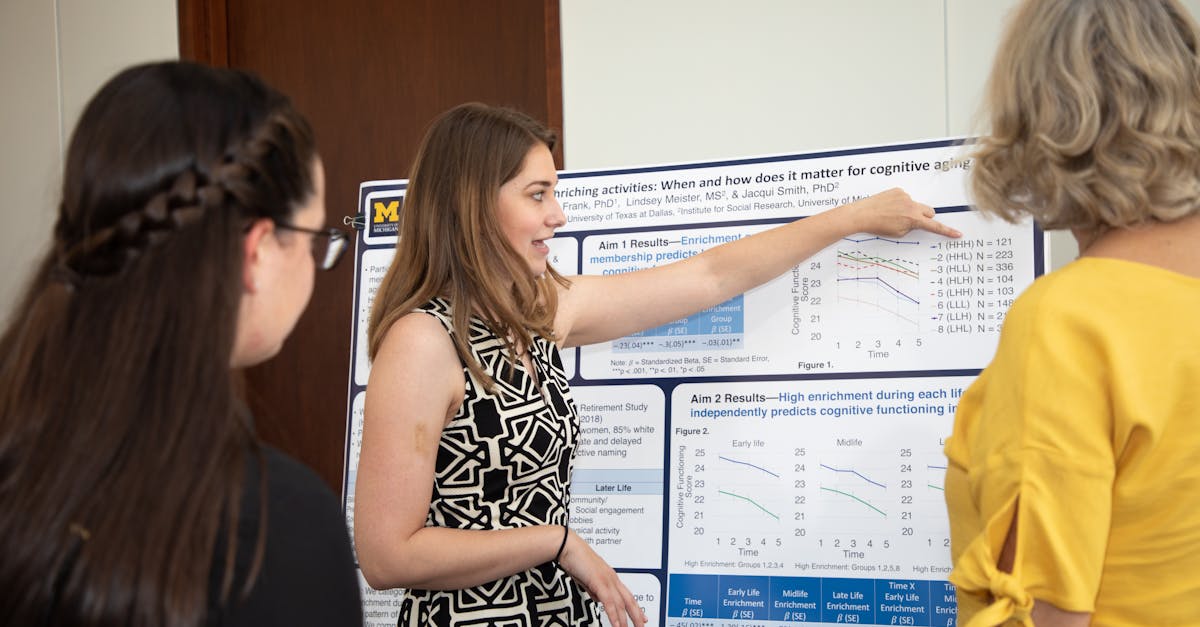 Pesquisadora confiante apresentando sua tese em uma defesa oral acadêmica