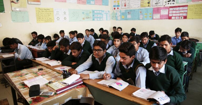 Acadêmico adicionando notas e fontes abaixo de tabela científica em documento