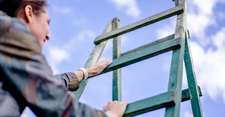 Estudioso acadêmico subindo escada simbólica de sucesso com livros e fundo minimalista