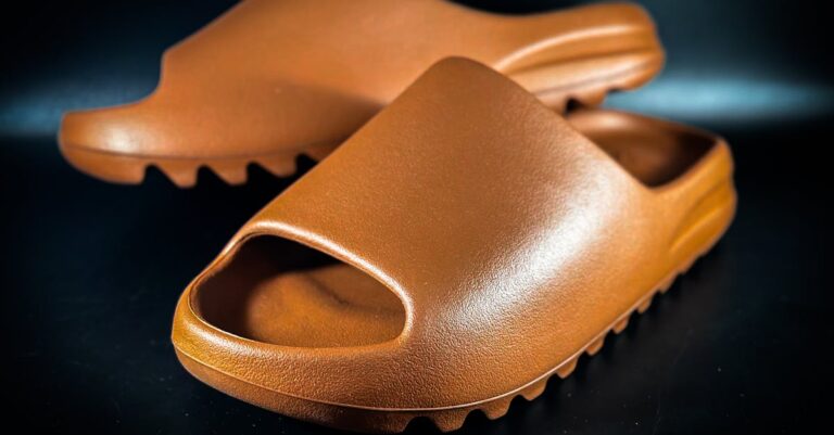 Detalhe de laptop mostrando design minimalista de slides acadêmicos com fontes grandes e espaço em branco