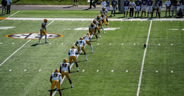 Equipe em reunião inicial de kickoff discutindo critérios em sala iluminada naturalmente