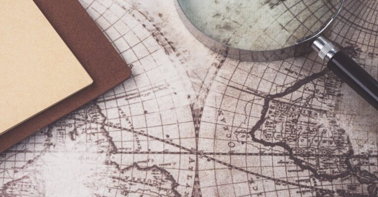 Pesquisadora criando mapa mental de perguntas de pesquisa em caderno aberto