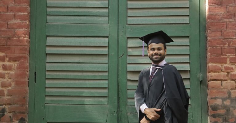 Pesquisador em escritório minimalista alcançando um marco acadêmico com expressão de realização focada