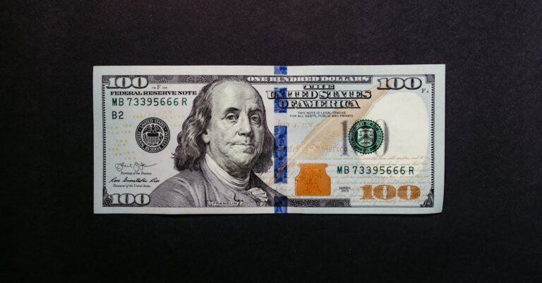 Pesquisador alinhando objetivos e resultados em anotações em escritório minimalista