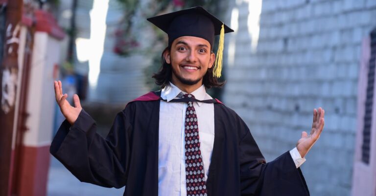 Pesquisador sorridente revisando tese concluída em laptop com relógio ao fundo em escritório minimalista
