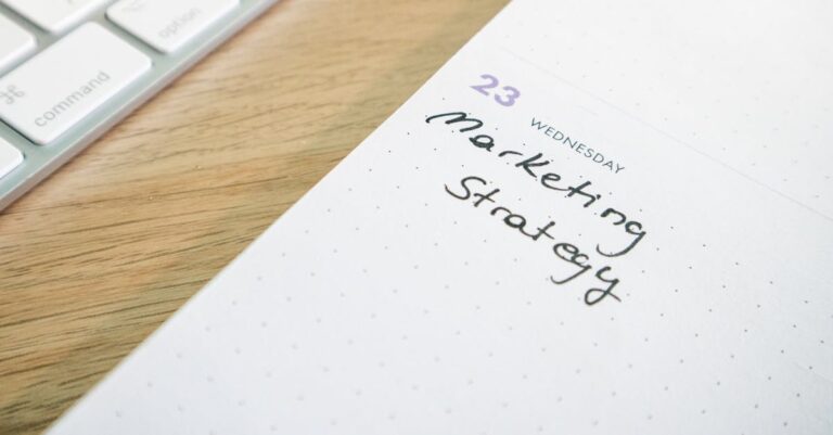 Equipe acadêmica planejando estratégia em reunião com foco e iluminação natural